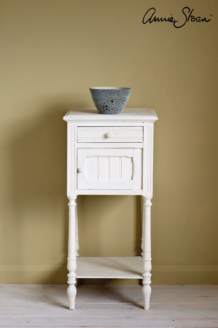 original-side-table_-dulcet-in-versailles-curtain_-linen-union-in-old-violet-_-old-white-lampshade-72dpi-image-1